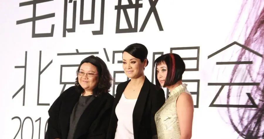 毛阿敏同框洪晃，身材高出10cm却输得彻底，果然名门才女的气场不是明星能比的